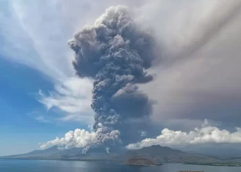 Bali flights cancelled due to dangerous volcanic ash