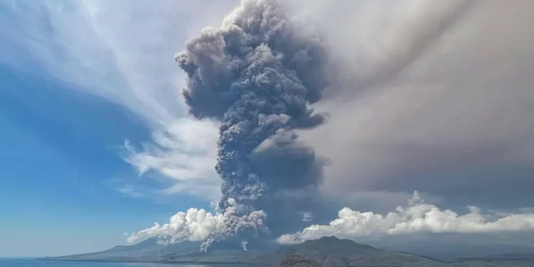 Bali flights cancelled due to dangerous volcanic ash