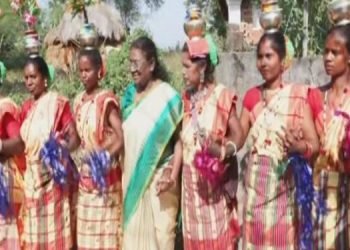 President Droupadi Murmu Dance with Santhali Women in a Heartwarming Homecoming to Her Village