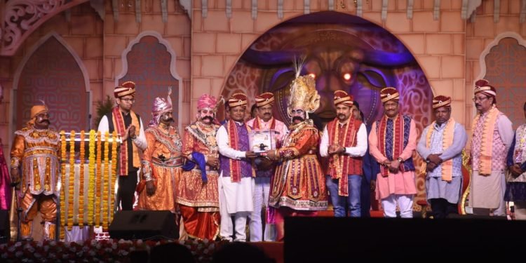 Dhanuyatra 2025: Odisha CM Mohan Charan Majhi Addresses King Kansa’s Court in Bargarh