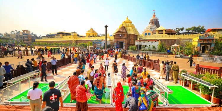 Chaos at Jagannath Temple as Devotees Overwhelm Security on New Year’s Day