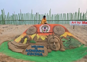 International sand artist Manas Sahoo has created an impressive sand sculpture to welcome Indian immigrants on the occasion of the 18th Pravasi Bharatiya Divas at puri baech.