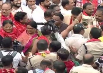 CM Mohan Majhi Pulls Lord Balabhadra’s Chariot with Wife in Puri Rath Yatra 2025