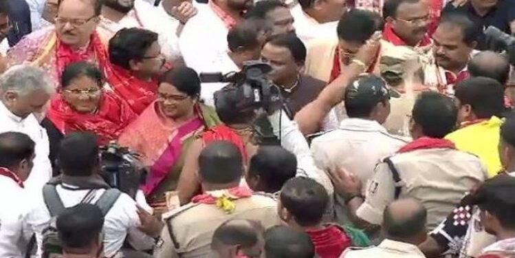 CM Mohan Majhi Pulls Lord Balabhadra’s Chariot with Wife in Puri Rath Yatra 2025
